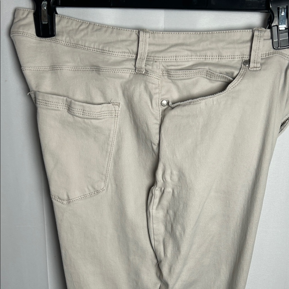 Bandolino Women's Cream Slim Jeans